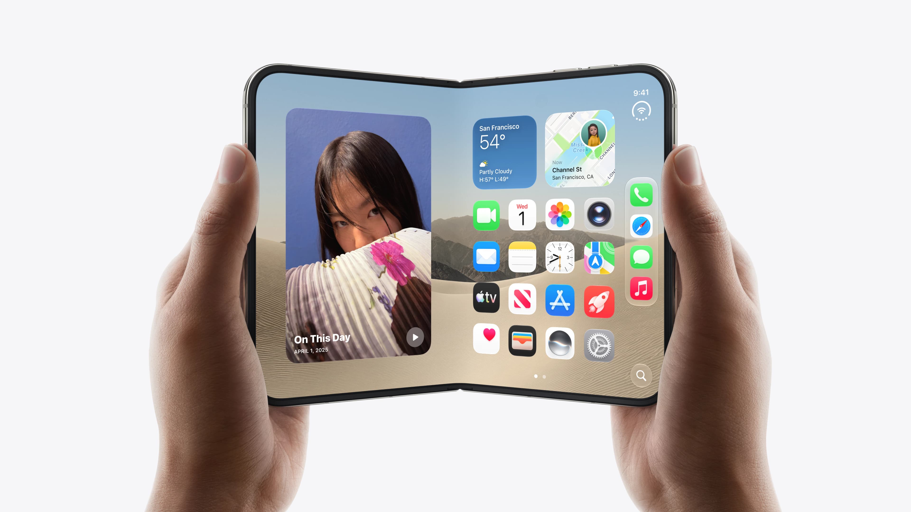 iPhone Duo — раскрытый экран в руках