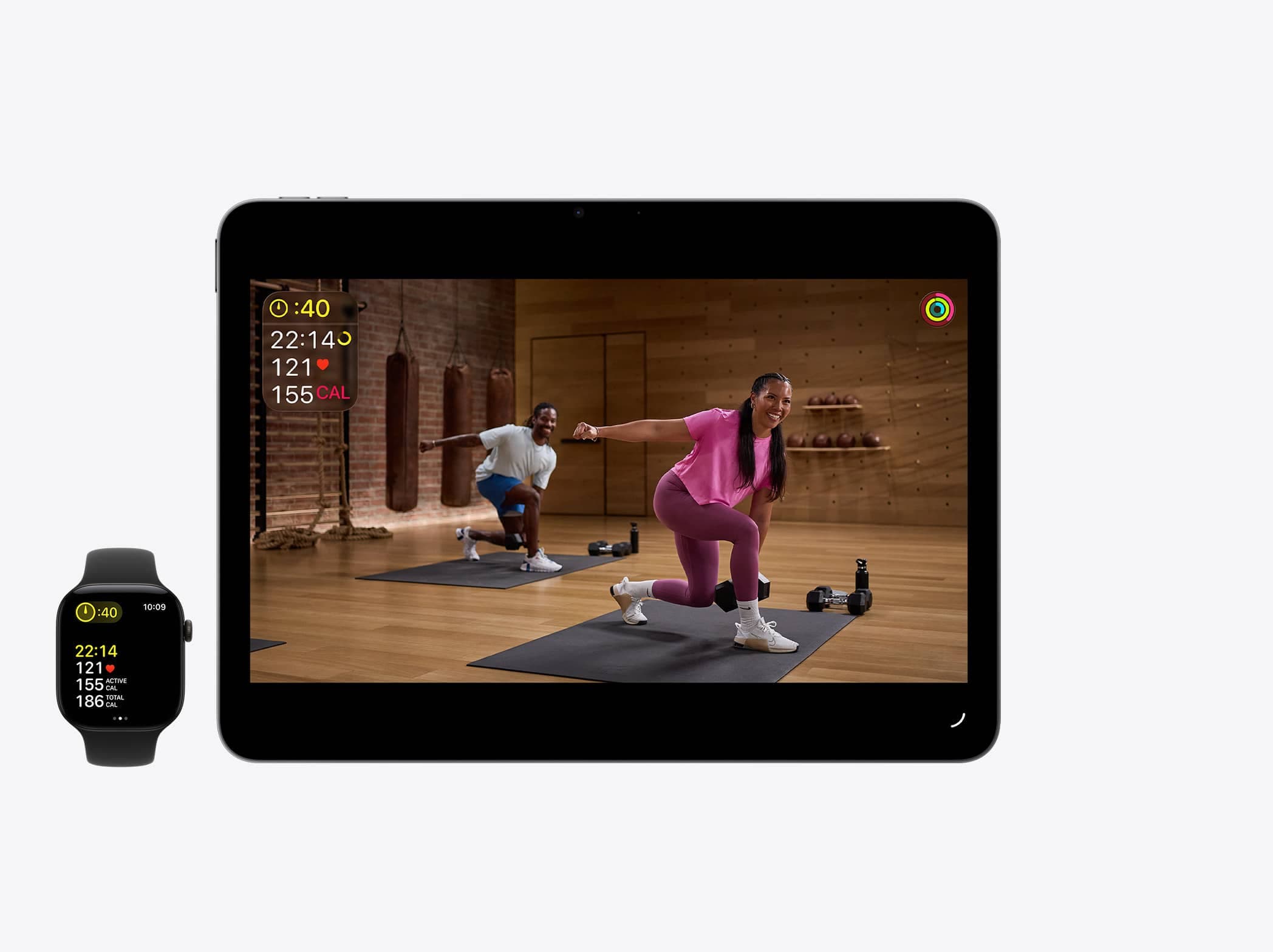 Apple Watch и iPad во время тренировки Fitness+