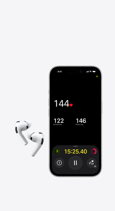 Наушники рядом с iPhone, на экране — пульс во время тренировки