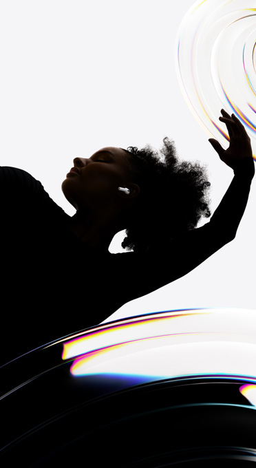 Танцор в наушниках AirPods Pro 3 слушает музыку